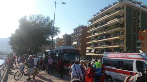 Una frenata brusca e i finestrini vanno in frantumi, 15 passeggeri feriti