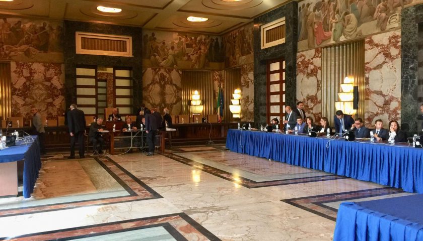 Salerno, il Consiglio comunale approva il documento per gli aiuti al commercio