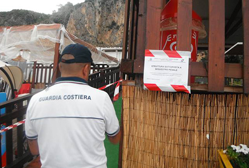 Montecorice, sequestro ombrelloni in spiaggia ad Agnone