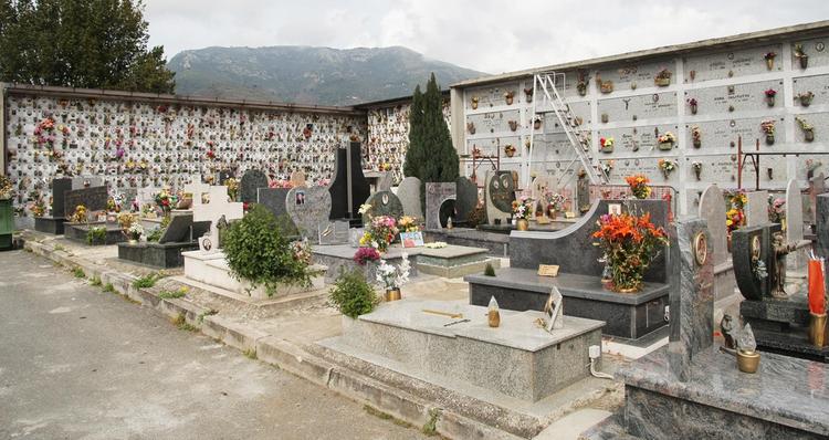 Salerno, fiori ai genitori sulla tomba vuota