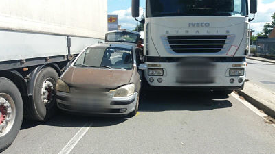 Pauroso incidente a Salerno, auto incastrata tra due camion