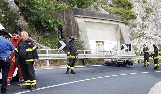 Incidente stradale sulla Strada Statale 163 Amalfitana: centauro finisce sull’asfalto, moto va a fuoco