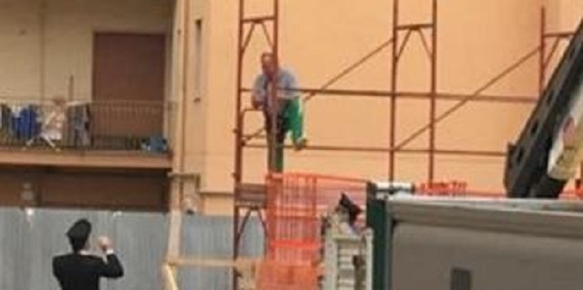 Paura ad Eboli, non ottiene il lavoro e sale sull’impalcatura del cantiere