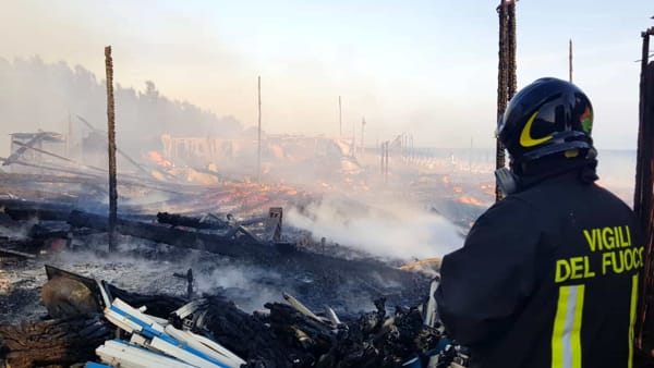 Pontecagnano, incendio distrugge un noto stabilimento balneare