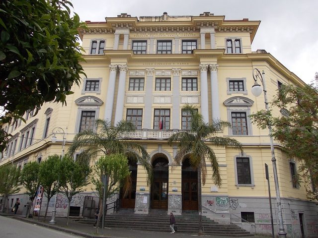 Figlia bocciata al liceo classico Tasso, la mamma contro i professori