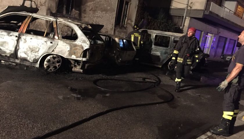 Incendiate due autovetture a Battipaglia, indagini in corso