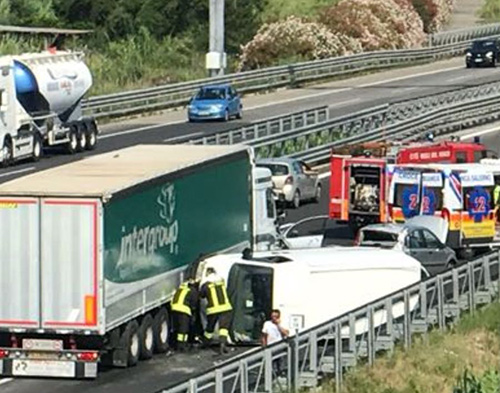 Tir contro furgone: incidente sulla A2