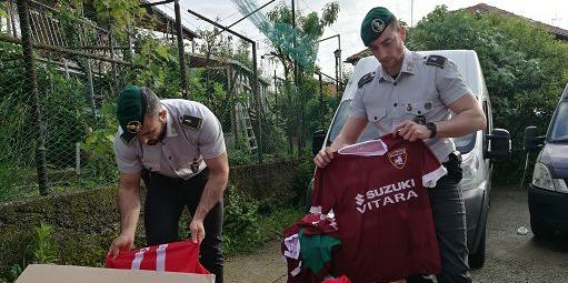 Maglie dei mondiali contraffatte: maxi sequestro anche a Salerno