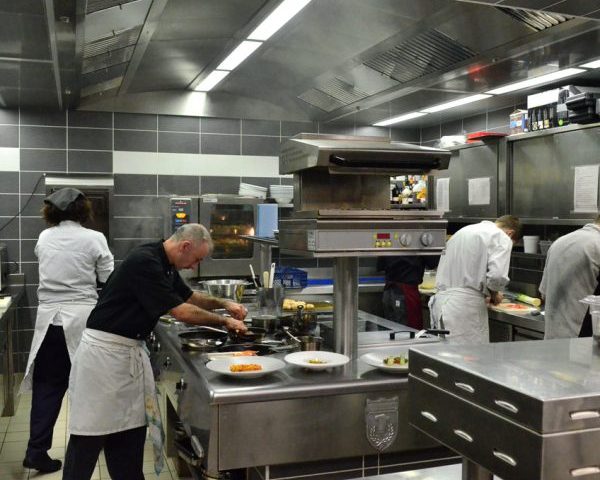 Blitz in ristoranti e negozi: scoperti 12 lavoratori «in nero»