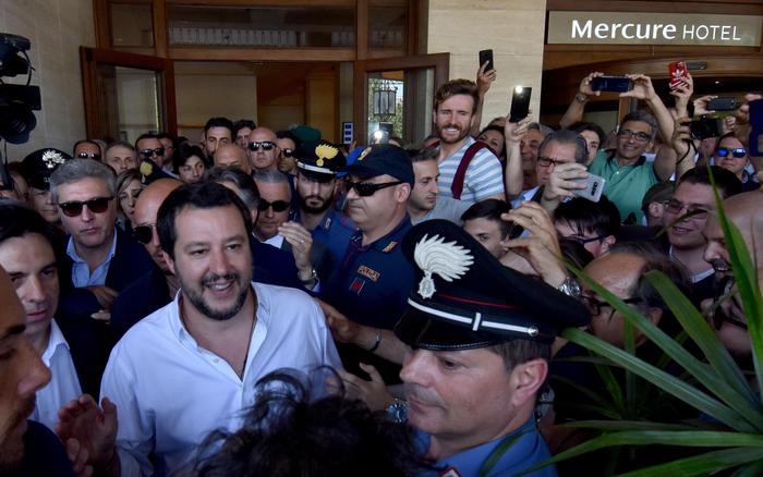 Migranti, Salvini: “L’Italia non può essere un campo profughi”