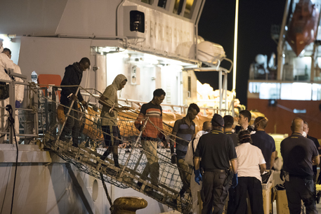 Migranti: autorizzato lo sbarco per tutti i 450