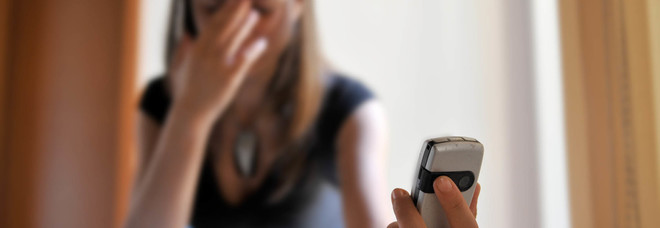 Tatuaggi e ricariche per la foto osé: trappola social per la 16enne