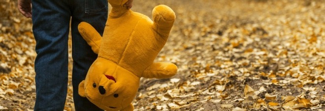 Abbandona la figlia disabile in farmacia per andare dall’amante: madre a processo