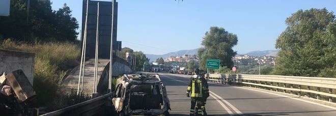 Morto motociclista ustionato dopo un incidente