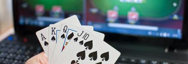 Violento e con il vizio del poker online, la moglie lo denuncia