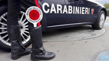 Lancia pietre contro le auto, fermato un extracomunitario