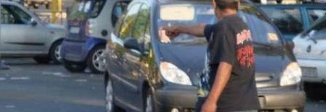 Salerno, sorpreso a chiedere soldi agli automobilisti: arrestato abusivo