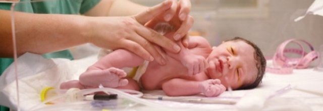Diventa mamma a 14 anni: allertati i servizi sociali