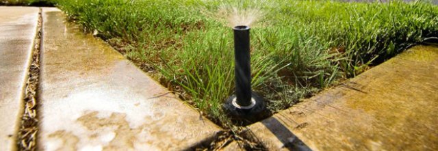 Lite per un terreno allagato: prende a bastonate il vicino