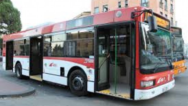 Salerno, razzismo sull’autobus: “Qui non ti puoi sedere, mi dai fastidio”