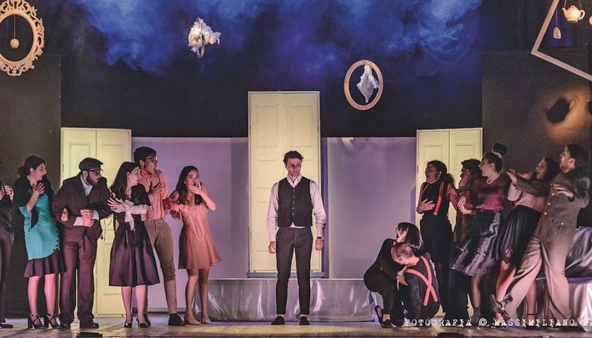 Martedì 31 luglio – Villa comunale di Vietri sul Mare  Artenauta Teatro presenta  (in realtà solo apparente)ⁿ