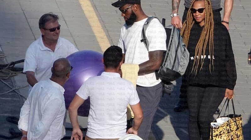 La stella NBA LeBron James in vacanza a Positano
