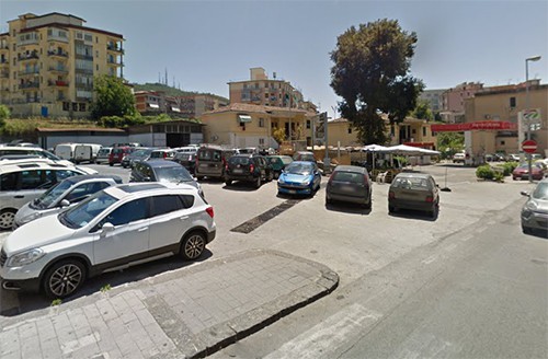Salerno, parcheggio di Via Irno nel completo degrado