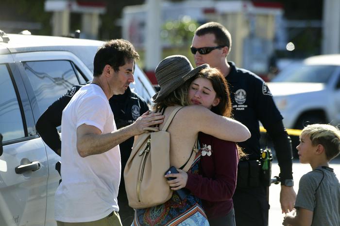 Paura a Los Angeles, teenager si barrica in un supermarket: morta una ragazza