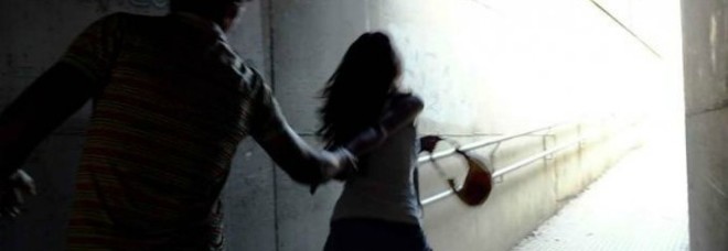 Donna aggredita in strada davanti alla figlioletta: “Ora ti sparo in bocca”