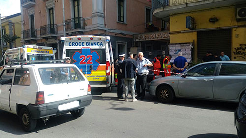 Tentano furto in un negozio e spaccano la testa a commerciante in pieno centro a Salerno