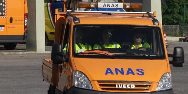 Cadono pietre sull’autostrada, paura per famiglia