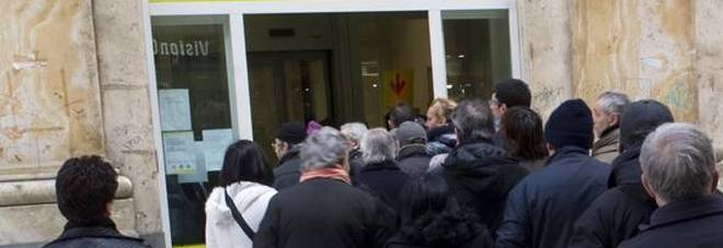 Anziani in fila per la pensione alle 3 di notte, residenti allertano i carabinieri