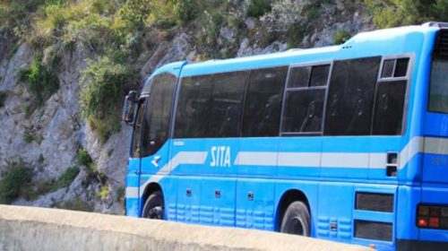 Pugni contro il bus pieno di gente ad Amalfi