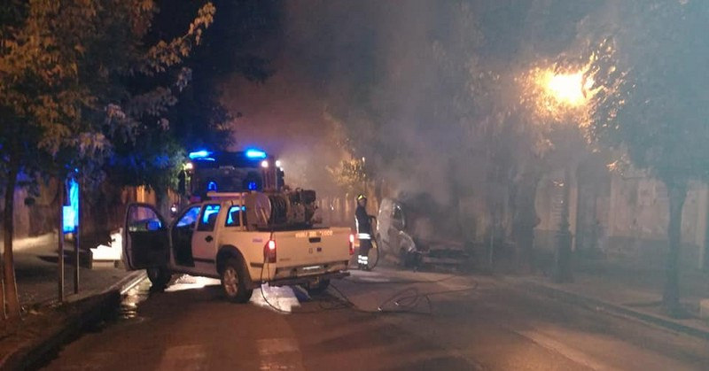 Cava dei Tirreni, in fiamme due furgoni di una panetteria