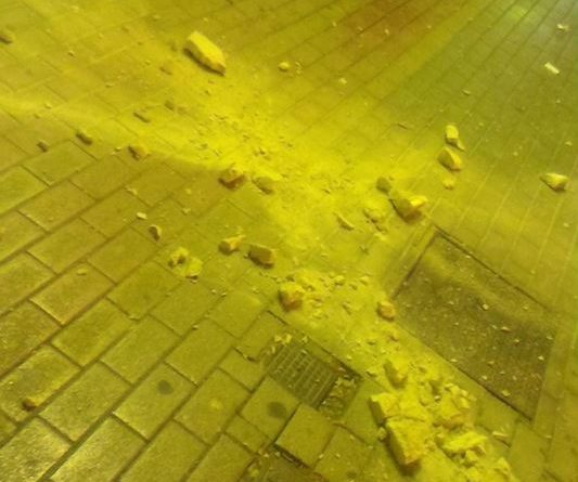 Crolla cornicione di un palazzo, pericolo scampato a Battipaglia