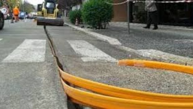 Lavori fibra ottica a Salerno, tranciato cavo bassa tensione: black out in centro