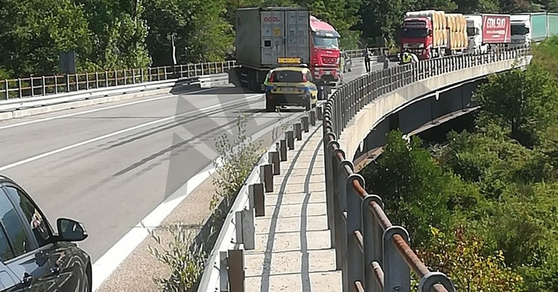 Camion di traverso sulla ex Fondo Valle del Sele: traffico in tilt