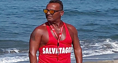 Turista inglese rischia di annegare, salvata dal bagnino eroe
