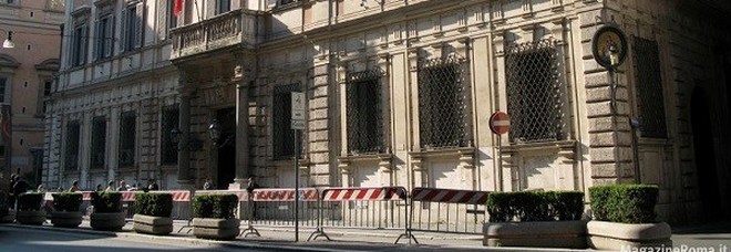 Si uccide con un colpo di pistola militare di Angri in servizio davanti a Palazzo Grazioli