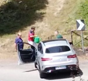 Incendio a Giffoni Sei Casali, arriva il sindaco e lo spegne