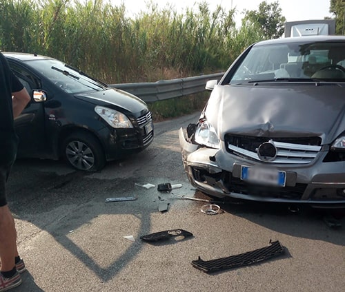 Battipaglia, incidente in via Spineta: due feriti, uno è grave