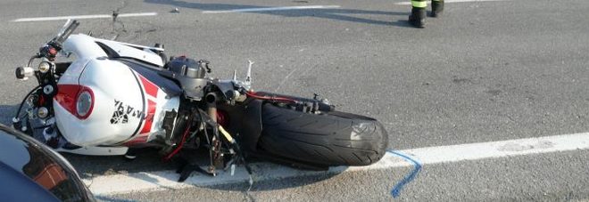 Rocambolesco incidente in moto, centauro miracolosamente illeso