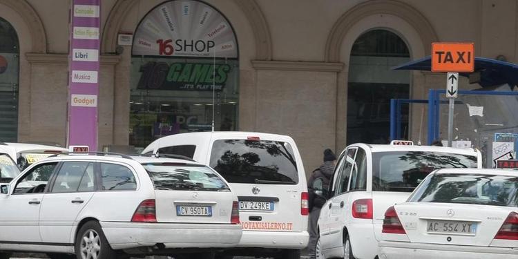 Notte senza taxi a Salerno, l’assessore Loffredo assicura nuove licenze