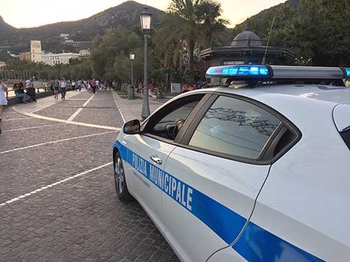 Salerno, multe e carro attrezzi contro gli abusivi in piazza della Concordia