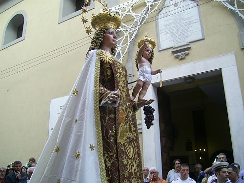 Madonna del Carmine, festa nel popoloso rione