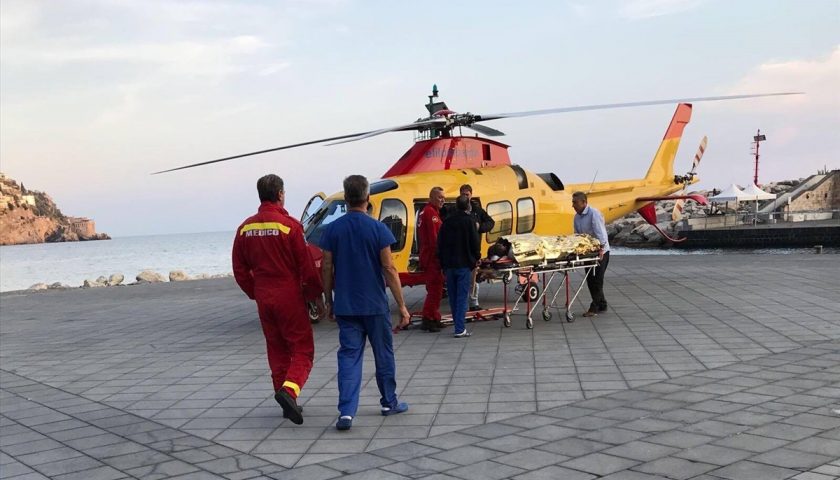 Accende la brace e resta ustionata, grave donna 45enne