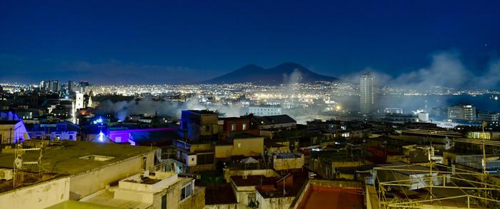 Incendio a Napoli, muore donna di 81 anni