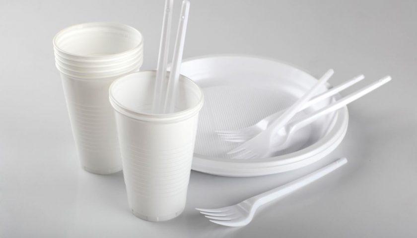 Utilizzo piatti e bicchieri di plastica, il divieto arriva anche in Campania