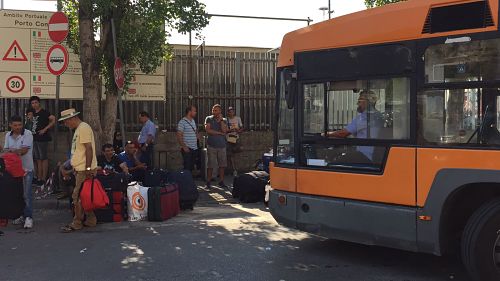 Bus bloccati e ritardi in via Ligea