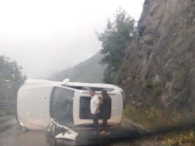 Ravello, suv si ribalta sulla Strada Provinciale 2 Ravello-Chiunzi, illesi gli occupanti